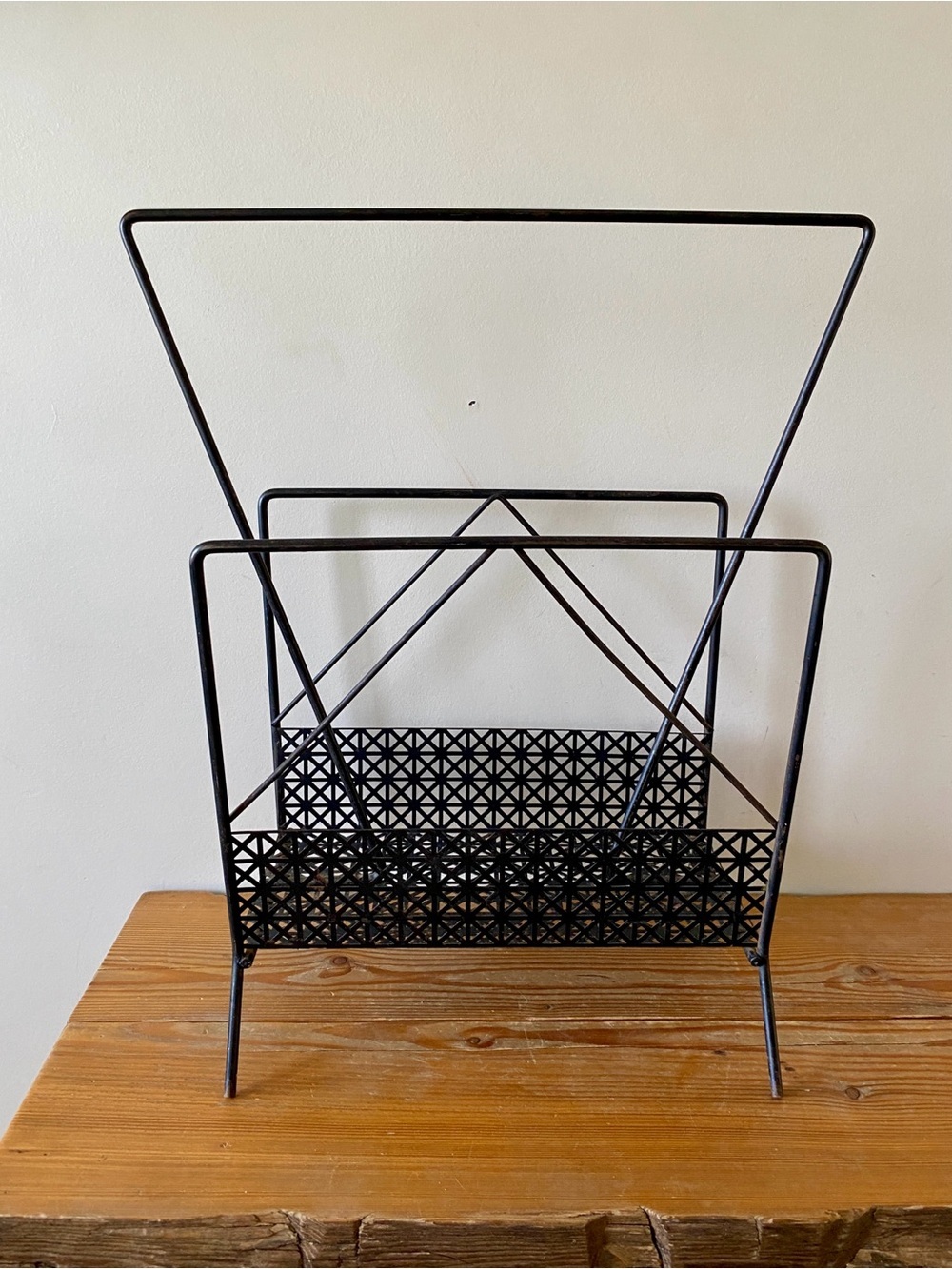 Vintage Atomic Album Magazine Rack Stand Holder Mesh Metal Iron Mid-Century